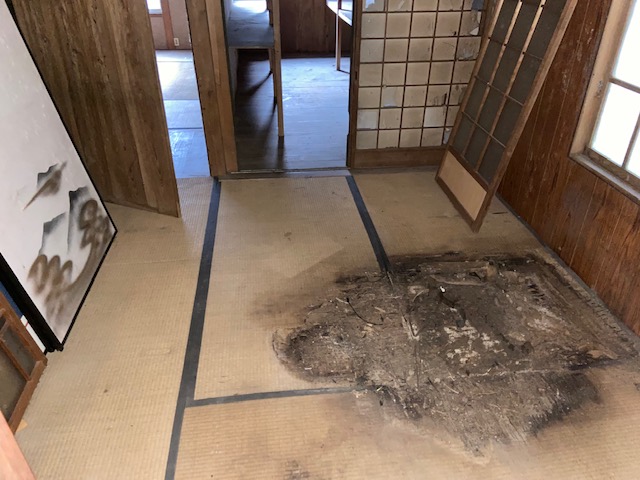 夜逃げにて片付け作業!物件オーナー様から泣きのSOS!【奈良県宇陀市】 夜逃げにて片付け作業!物件オーナー様から泣きのSOS!【奈良県宇陀市】