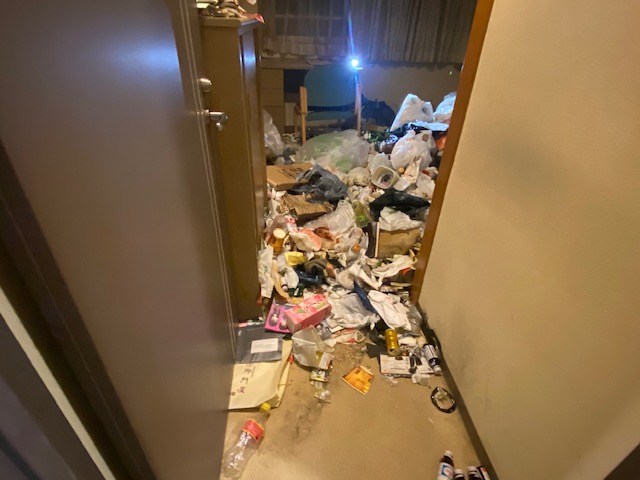 深夜の片付け作業!緊急入電にてワンルームの掃除を承りました。 深夜の片付け作業!緊急入電にてワンルームの掃除を承りました。