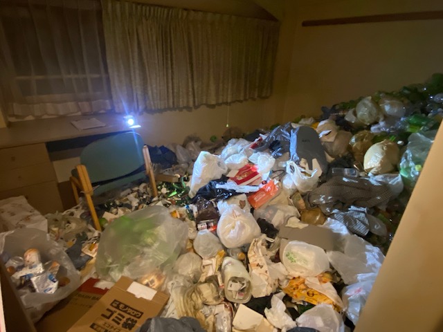 深夜の片付け作業!緊急入電にてワンルームの掃除を承りました。 深夜の片付け作業!緊急入電にてワンルームの掃除を承りました。