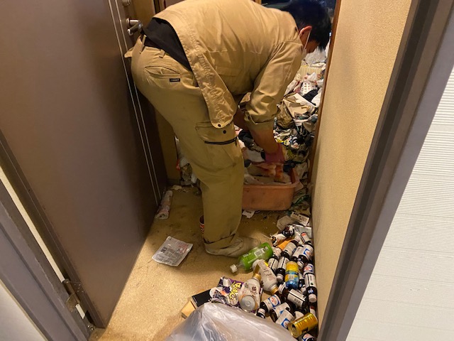 深夜の片付け作業!緊急入電にてワンルームの掃除を承りました。 深夜の片付け作業!緊急入電にてワンルームの掃除を承りました。